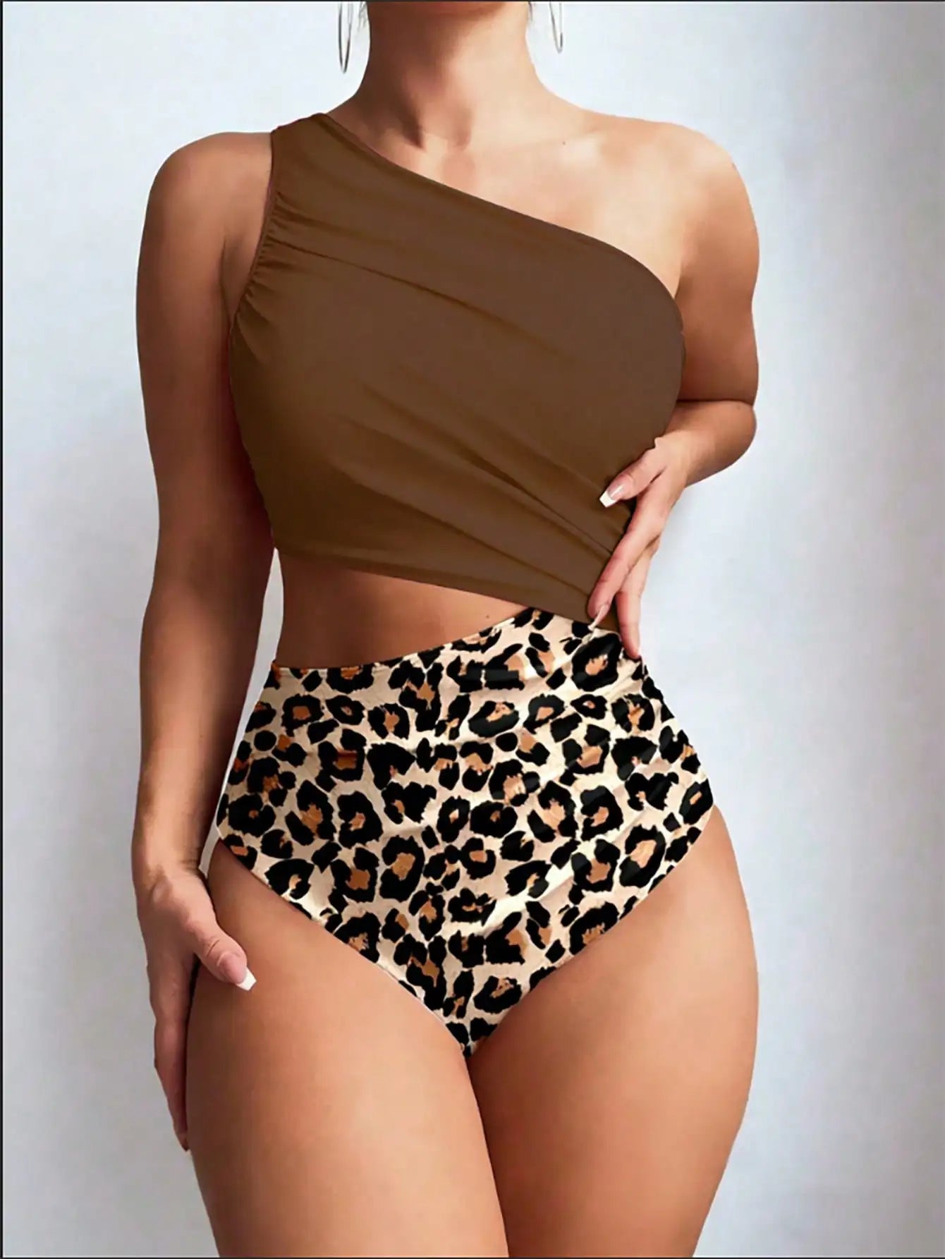 Bellanica - Asymmetrischer gestreifter Einteiler-Badeanzug mit Cut-Out