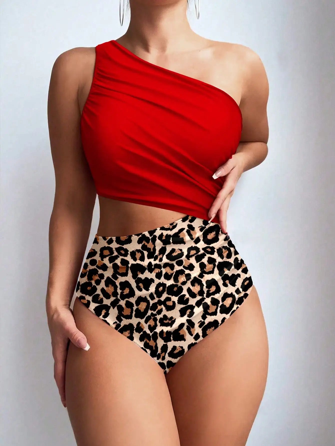 Bellanica - Asymmetrischer gestreifter Einteiler-Badeanzug mit Cut-Out